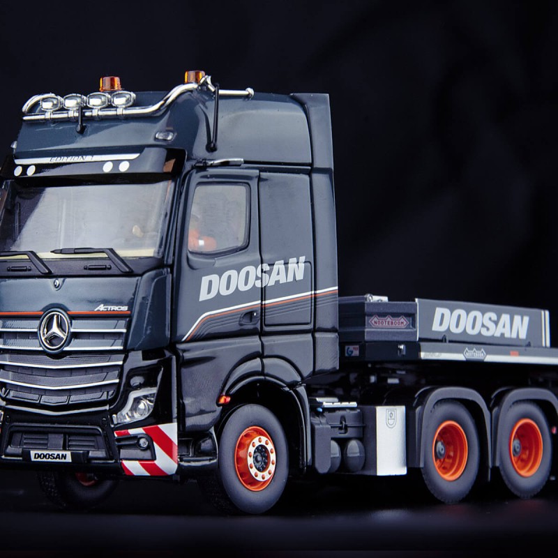 IMC Models 99-10102 Mercedes-Benz Actros 6x4 with Nooteboom OSDS Low Loader - Doosan - 1:50