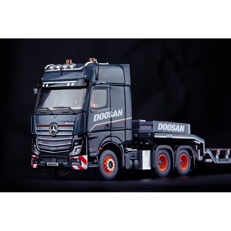 IMC Models 99-10102 Mercedes-Benz Actros 6x4 with Nooteboom OSDS Low Loader - Doosan - 1:50