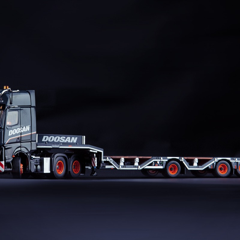 IMC Models 99-10102 Mercedes-Benz Actros 6x4 with Nooteboom OSDS Low Loader - Doosan - 1:50