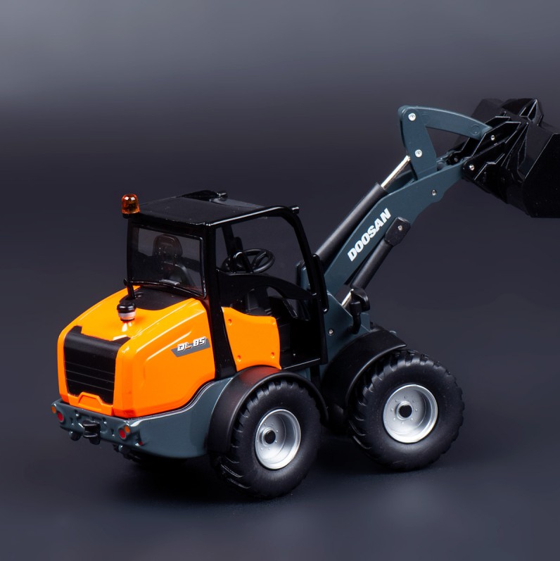 IMC Models 99-10103 Doosan DL 85 Wheel Loader 1:32  !!! Box Squeeze Reduced !!!