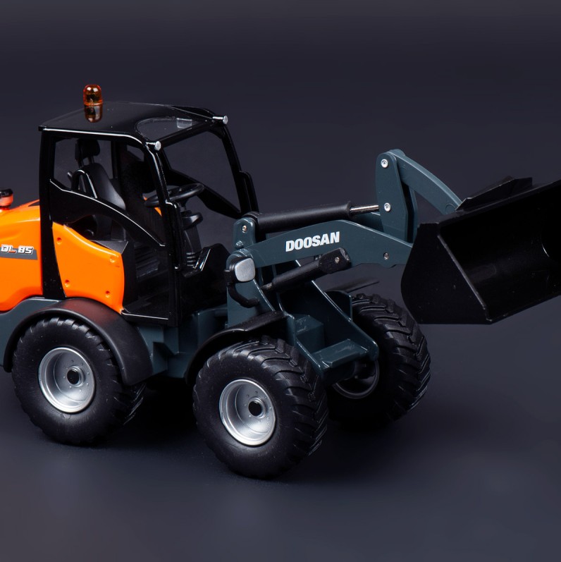 IMC Models 99-10103 Doosan DL 85 Wheel Loader 1:32  !!! Box Squeeze Reduced !!!