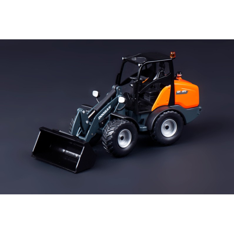 IMC Models 99-10103 Doosan DL 85 Wheel Loader 1:32  !!! Box Squeeze Reduced !!!