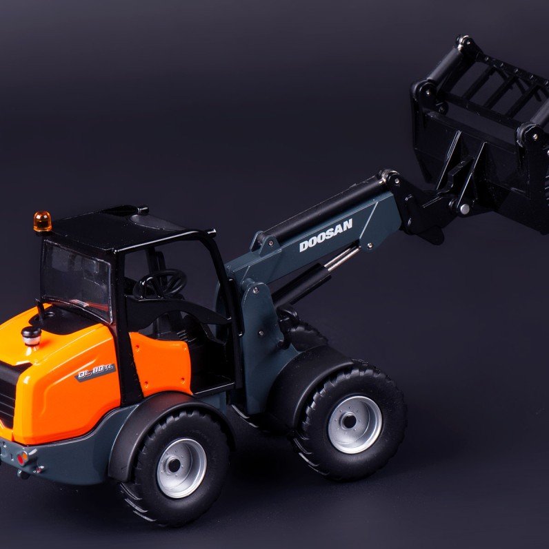 IMC Models 99-10104 Doosan DL 80 TL Wheel Loader 1:32