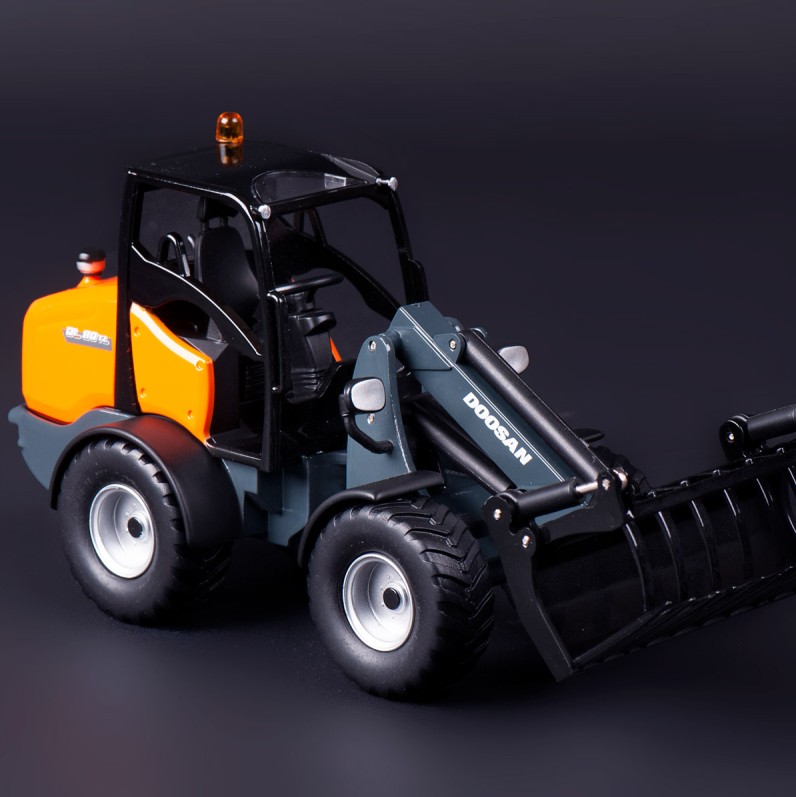 IMC Models 99-10104 Doosan DL 80 TL Wheel Loader 1:32