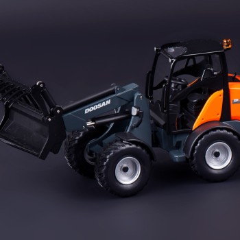 IMC Models 99-10104 Doosan DL 80 TL Wheel Loader 1:32