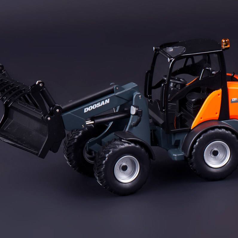 IMC Models 99-10104 Doosan DL 80 TL Wheel Loader 1:32