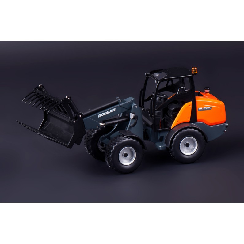 IMC Models 99-10104 Doosan DL 80 TL Wheel Loader 1:32