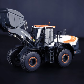 IMC Models 99-10107 Doosan DL 420-7 Concept X Wheel Loader with Carry Case 1:50