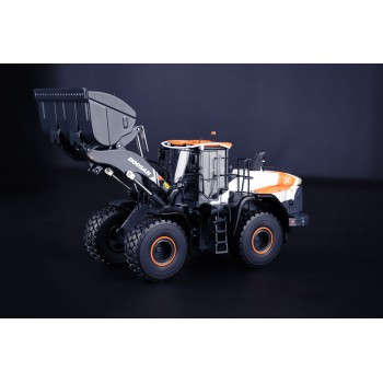 IMC Models 99-10107 Doosan DL 420-7 Concept X Wheel Loader with Carry Case 1:50