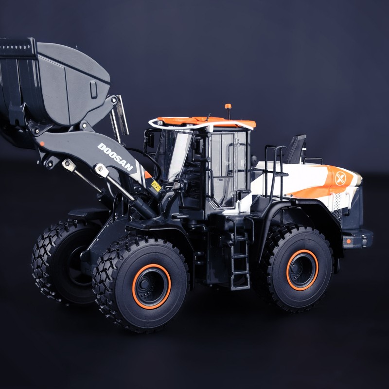 IMC Models 99-10107 Doosan DL 420-7 Concept X Wheel Loader with Carry Case 1:50