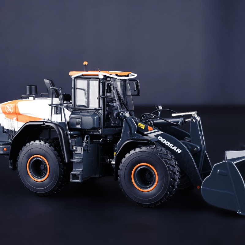 IMC Models 99-10107 Doosan DL 420-7 Concept X Wheel Loader with Carry Case 1:50