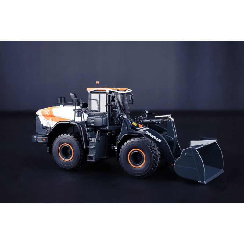 IMC Models 99-10107 Doosan DL 420-7 Concept X Wheel Loader with Carry Case 1:50