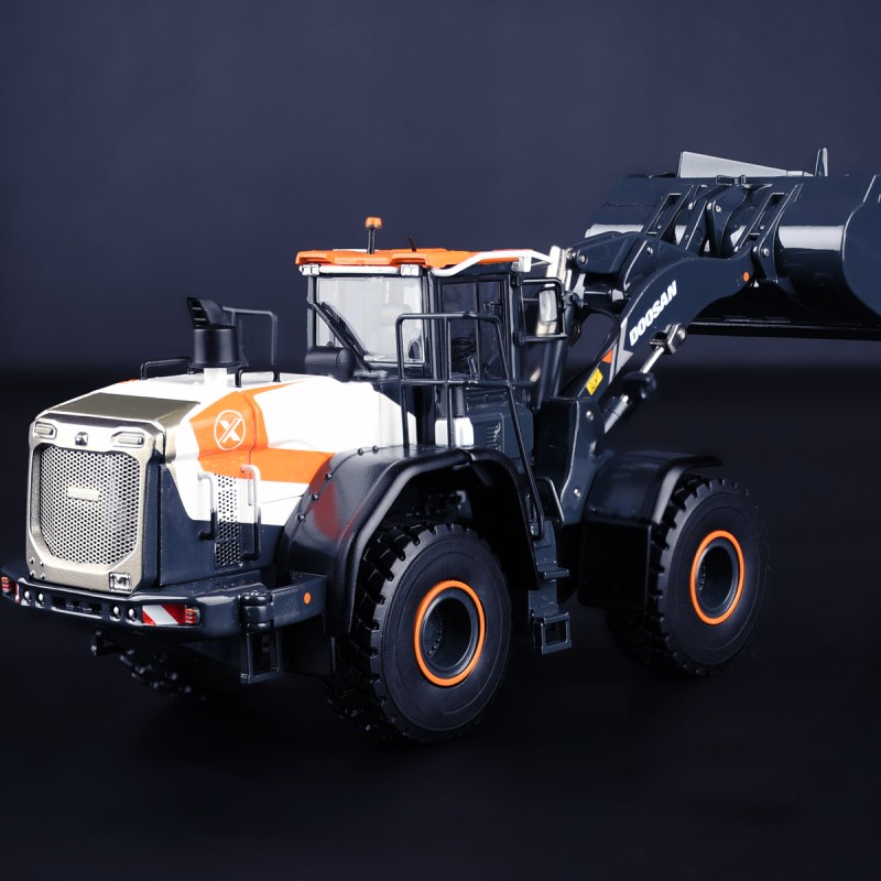 IMC Models 99-10107 Doosan DL 420-7 Concept X Wheel Loader with Carry Case 1:50