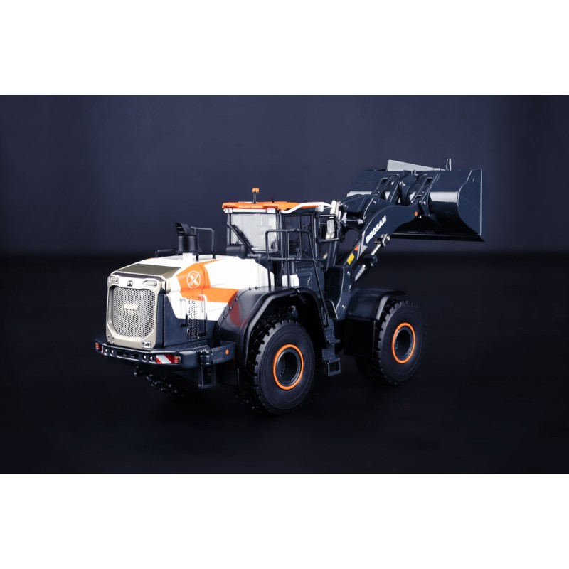 IMC Models 99-10107 Doosan DL 420-7 Concept X Wheel Loader with Carry Case 1:50