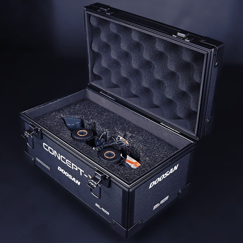 IMC Models 99-10107 Doosan DL 420-7 Concept X Wheel Loader with Carry Case 1:50