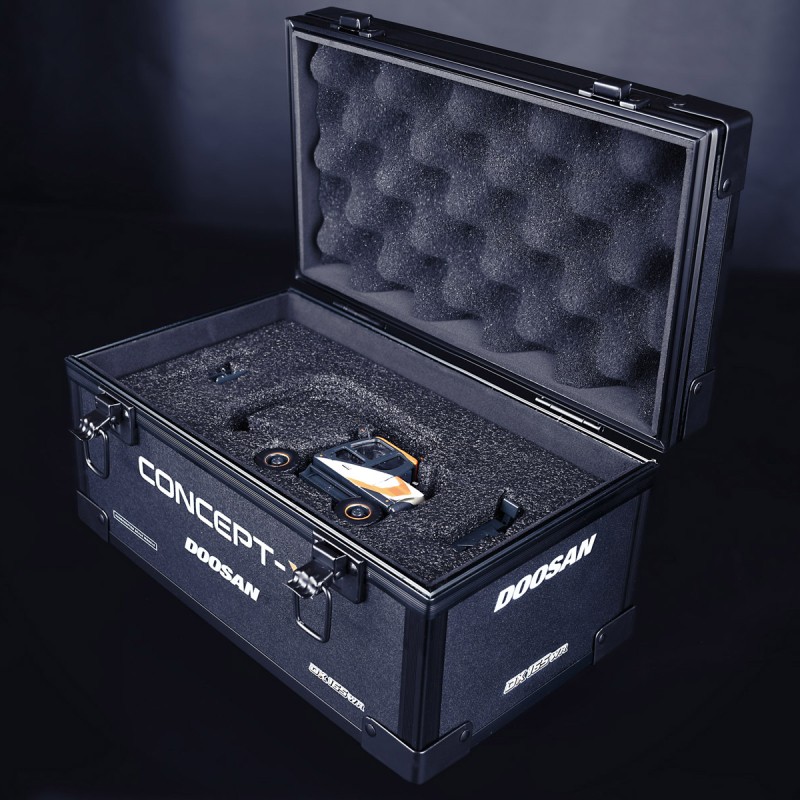 IMC Models 99-10108 Doosan DX 165-WR Concept-X Wheel Excavator with Carry Case 1:50