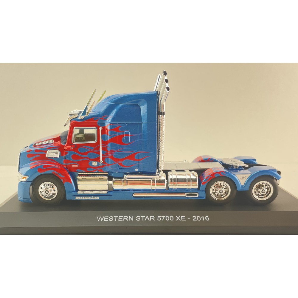 Hachette G1470018 - Western Star 5700 EX 6x4 Truck 2011 Blue Metallic Transformers Decor - Scale 1:43