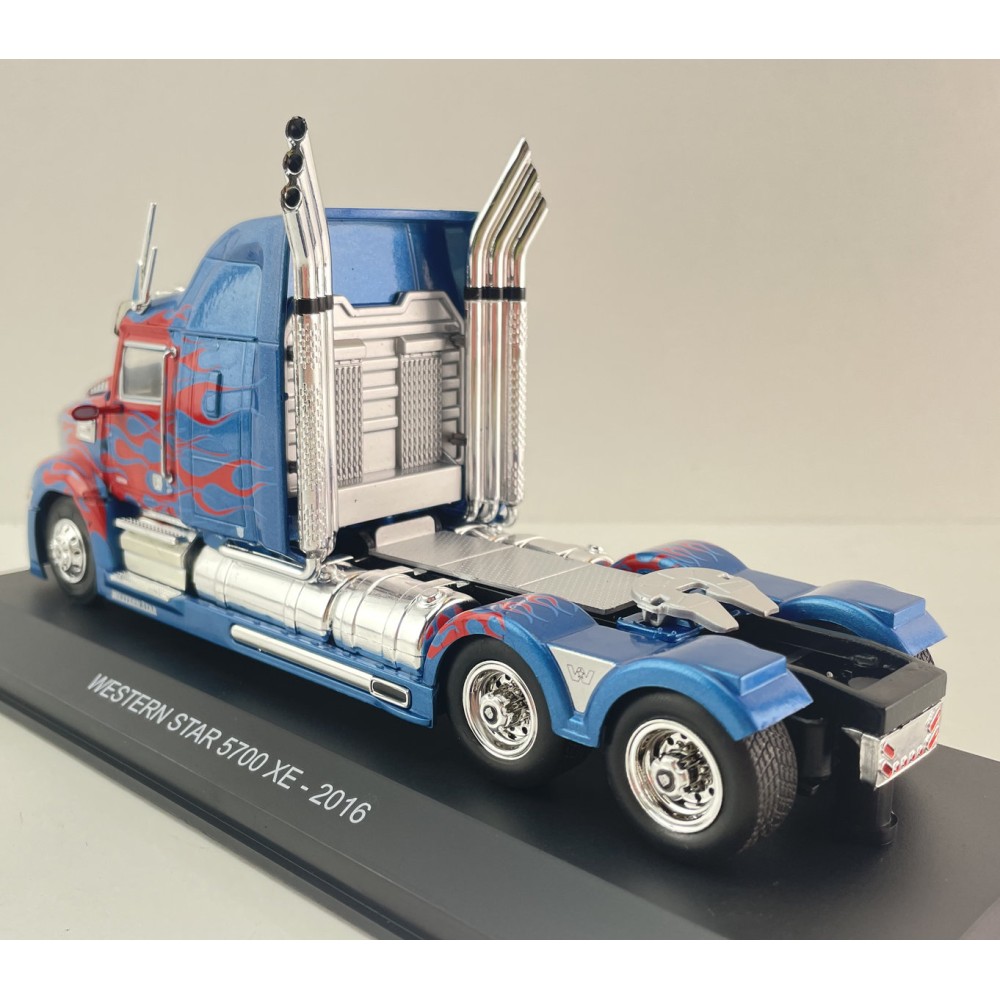 Hachette G1470018 - Western Star 5700 EX 6x4 Truck 2011 Blue Metallic Transformers Decor - Scale 1:43