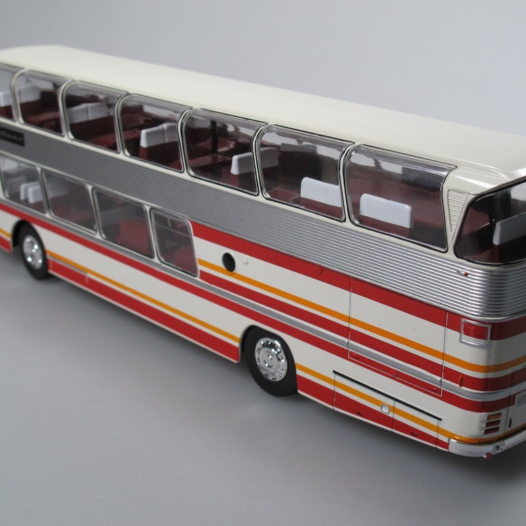 IXO BUS033LQ - 1983 Neoplan NH 22L Skyliner Bus Coach - Scale 1:43
