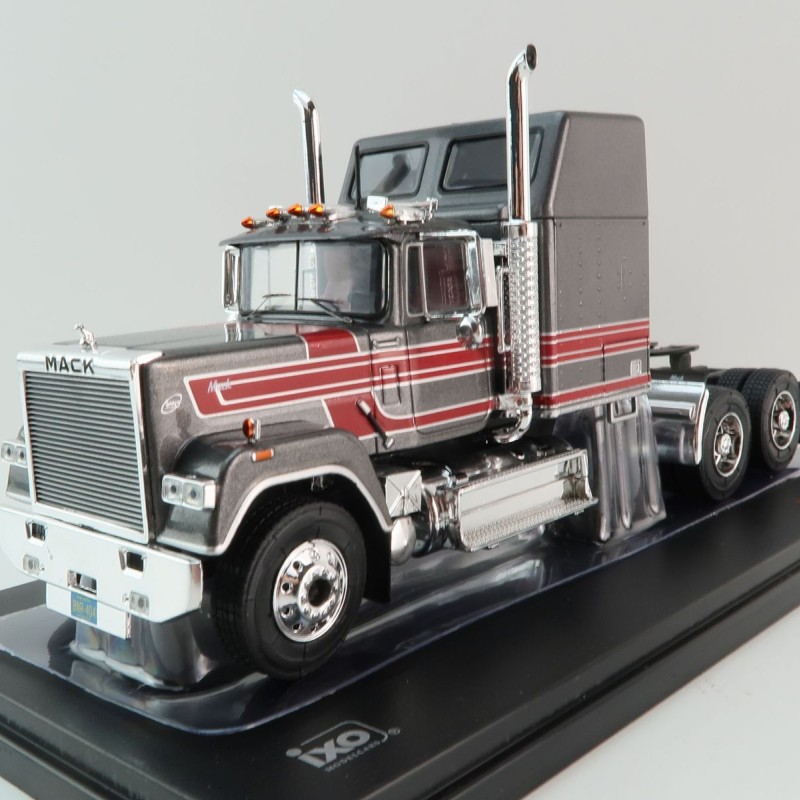 IXO TR187.22 - 1985 Mack Superliner Magnum 6x4 Prime Moverr Grey / Red - Scale 1:43