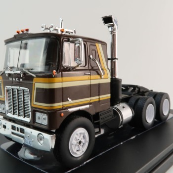 IXO TR191.22 - 1977 Mack F700 6x4 Prime Mover Brown - Scale 1:43