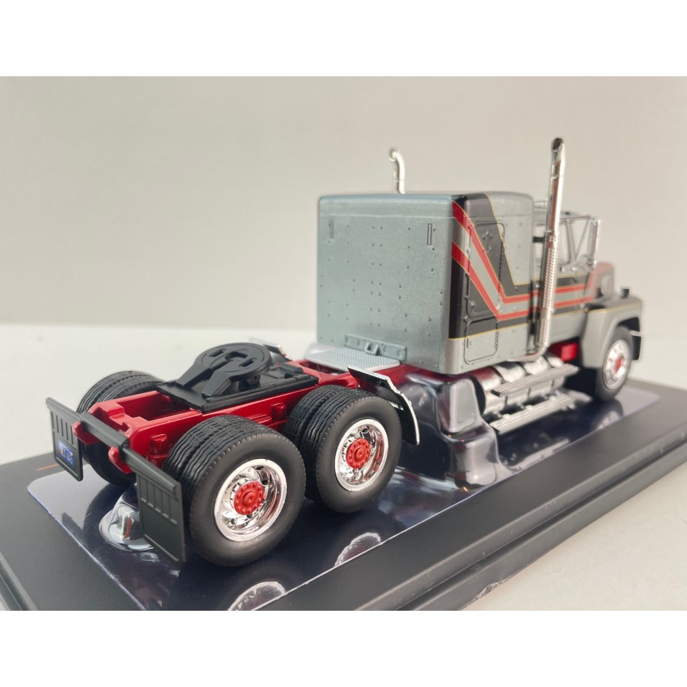 IXO TR222.22 - 1978 Ford LTL 9000 6x4 Truck Silver - Scale 1:43