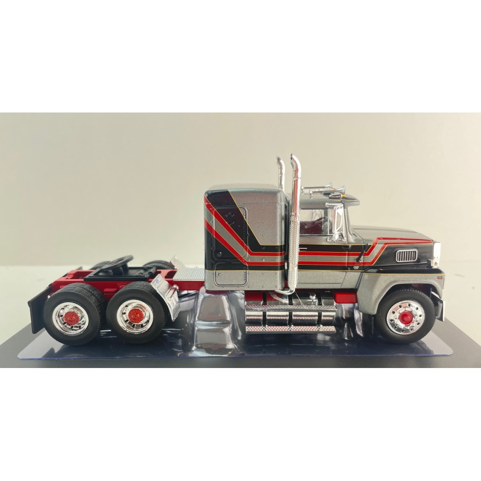 IXO TR222.22 - 1978 Ford LTL 9000 6x4 Truck Silver - Scale 1:43