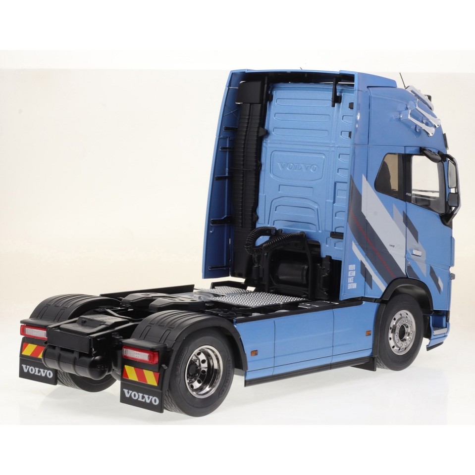IXO - Volvo FH16 XL Cab Metallic Light Blue Premium ClassiXXs - Scale 1:18