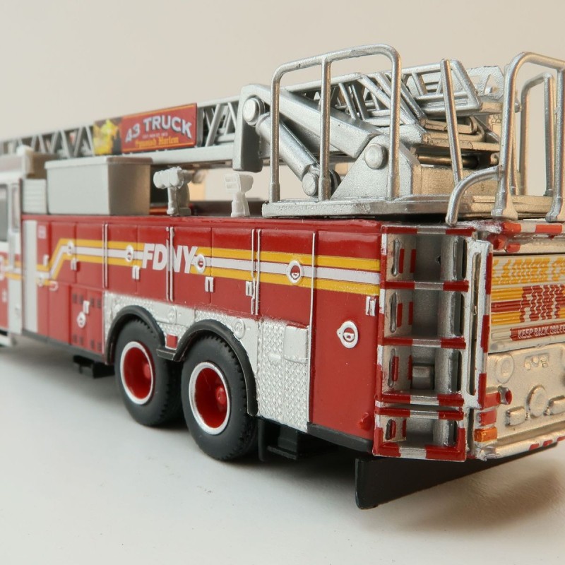 PCX87 - Ferrara Ultra Ladder 43 Fire Department New York Manhattan 2013 - Scale 1:87 !!! Second Paint issue !!!