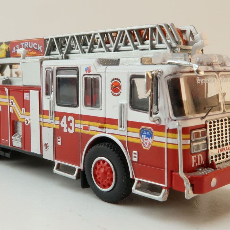 PCX87 - Ferrara Ultra Ladder 43 Fire Department New York Manhattan 2013 - Scale 1:87 !!! Second Paint issue !!!