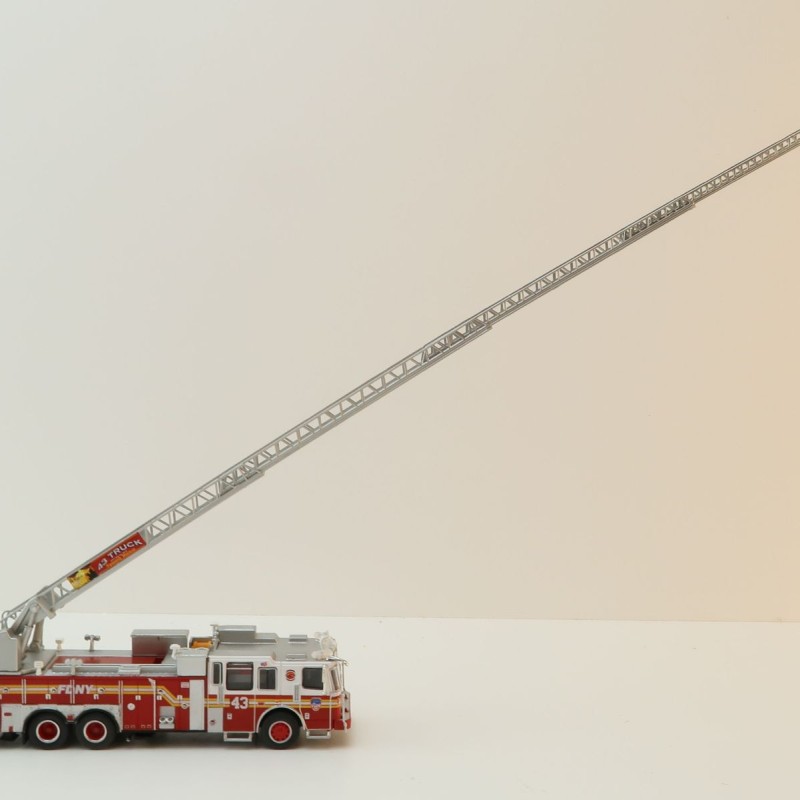 PCX87 - Ferrara Ultra Ladder 43 Fire Department New York Manhattan 2013 - Scale 1:87 !!! Second Paint issue !!!