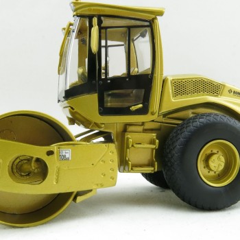 Kaster Scale Models K213 GOLD Bomag BW 213 D-5 SINGLE DRUM ROLLER Limited Gold Edition Scale 1:50