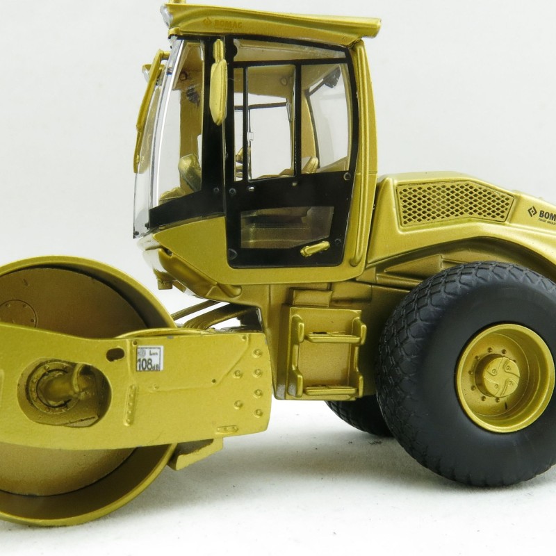 Kaster Scale Models K213 GOLD Bomag BW 213 D-5 SINGLE DRUM ROLLER Limited Gold Edition Scale 1:50