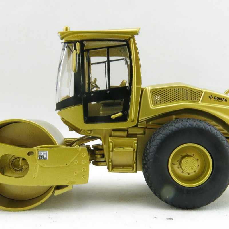 Kaster Scale Models K213 GOLD Bomag BW 213 D-5 SINGLE DRUM ROLLER Limited Gold Edition Scale 1:50