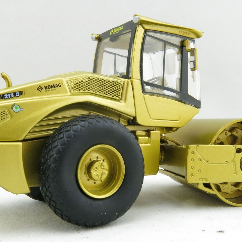 Kaster Scale Models K213 GOLD Bomag BW 213 D-5 SINGLE DRUM ROLLER Limited Gold Edition Scale 1:50