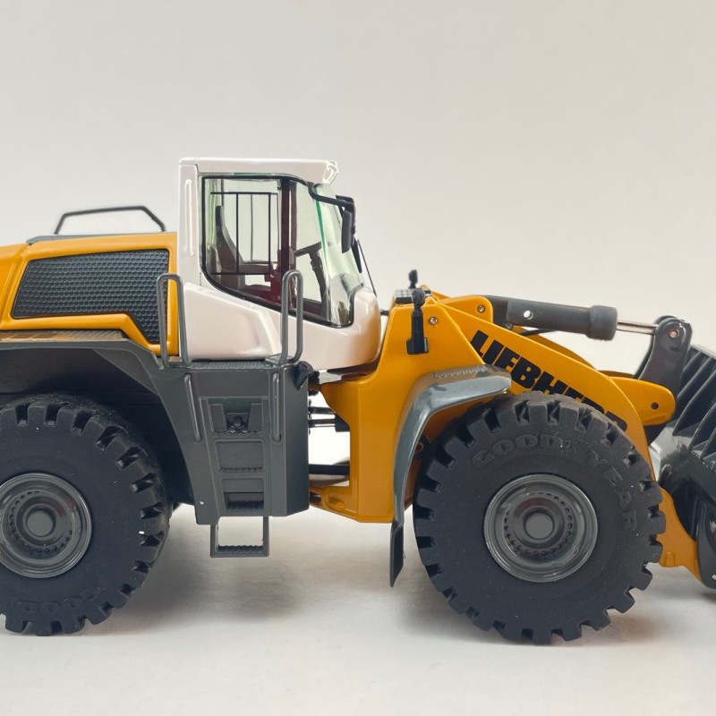 NZG 10061 Liebherr L586-4 Large Wheel Loader 2024 Version - Scale 1:50