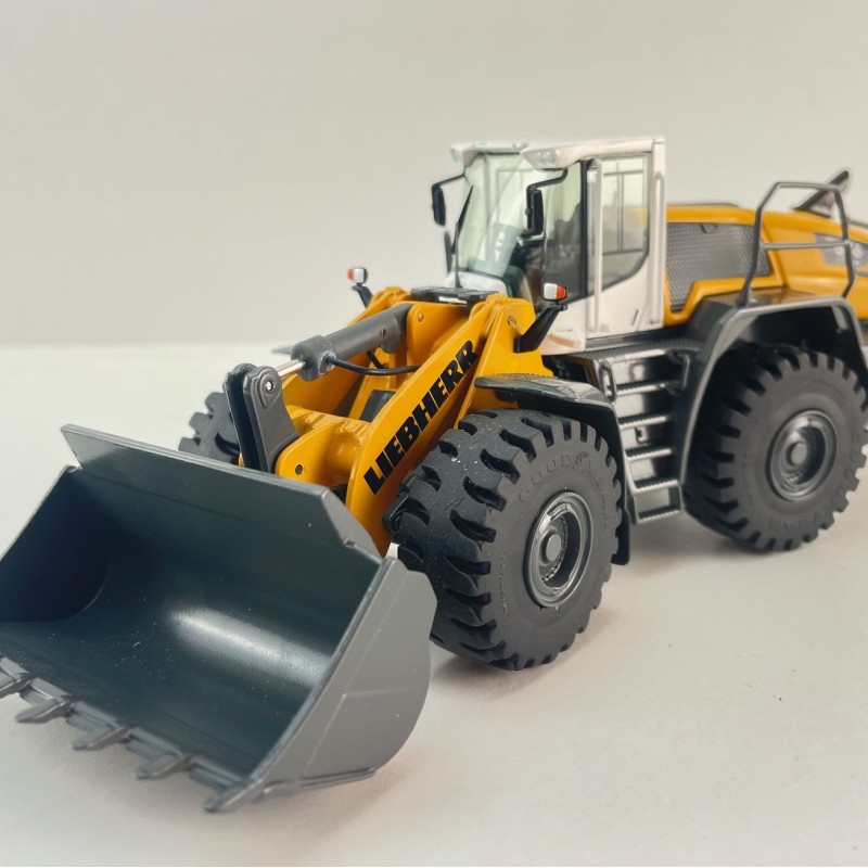 NZG 10061 Liebherr L586-4 Large Wheel Loader 2024 Version - Scale 1:50
