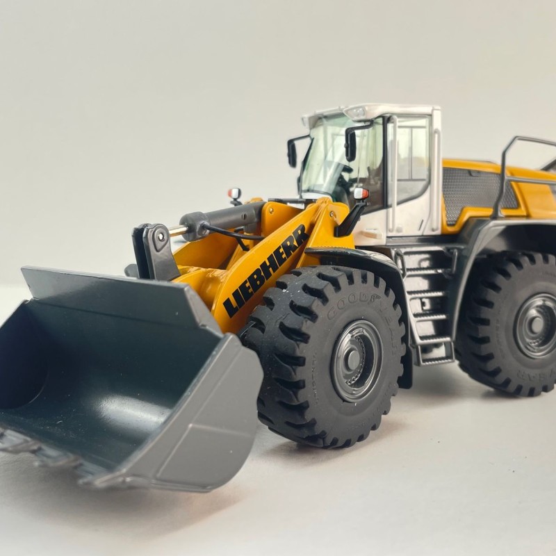 NZG 10061 Liebherr L586-4 Large Wheel Loader 2024 Version - Scale 1:50