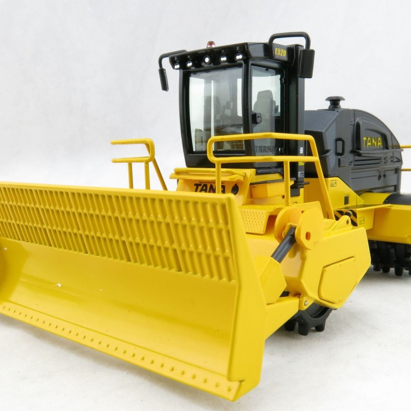 NZG 996 TANA E520 Landfill compactor - Scale 1:50