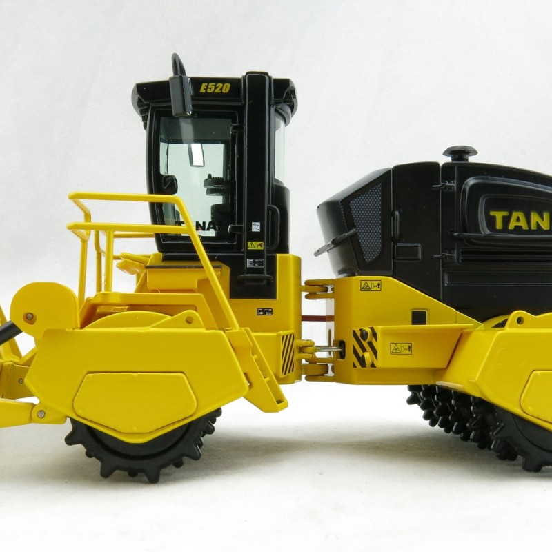 NZG 996 TANA E520 Landfill compactor - Scale 1:50