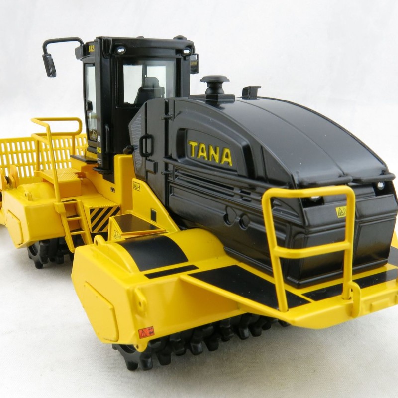NZG 996 TANA E520 Landfill compactor - Scale 1:50