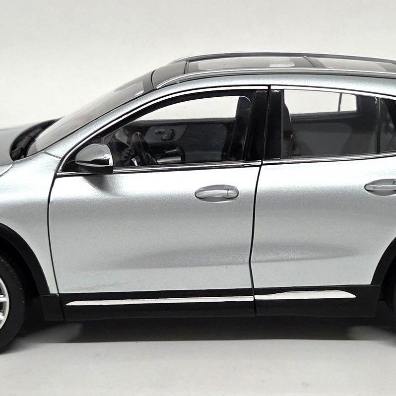 Z-Models - 2020 Mercedes-Benz GLA Class Iridium Silver Metallic - Scale 1:18
