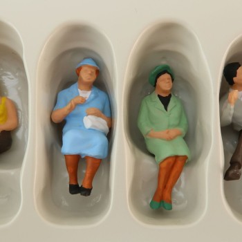 Preiser 68209 - Set of 6 Various Seated Persons Figurines 1:50