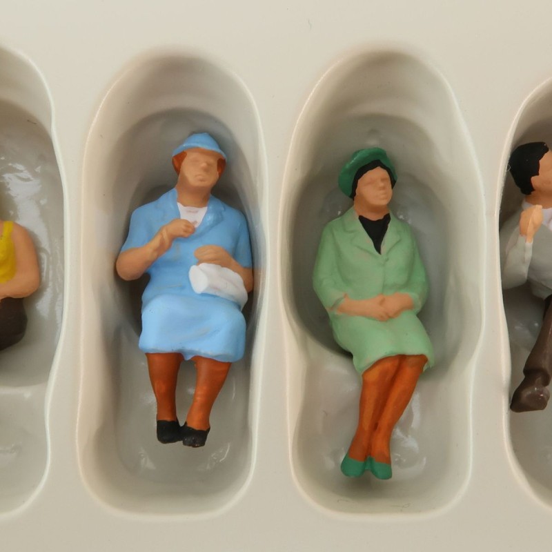 Preiser 68209 - Set of 6 Various Seated Persons Figurines 1:50