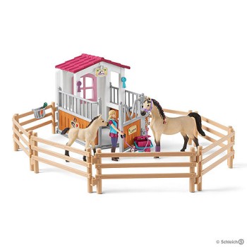 Schleich 42369 – Horse Stall with Horses and Groom 