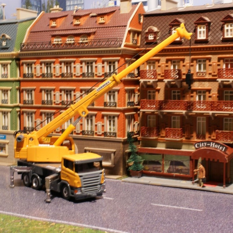 Siku 1859 - Scania Liebherr LTF 1035-3.1 Telescopic Crane Truck - Scale 1:87