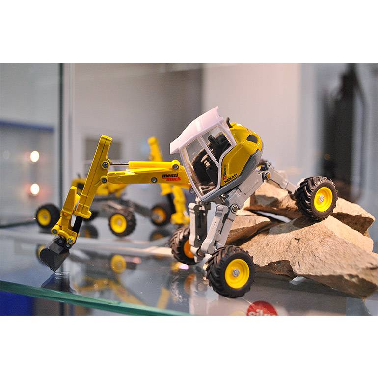 Siku 3548 Menzi Muck M545 Walking Excavator  - Scale 1:50