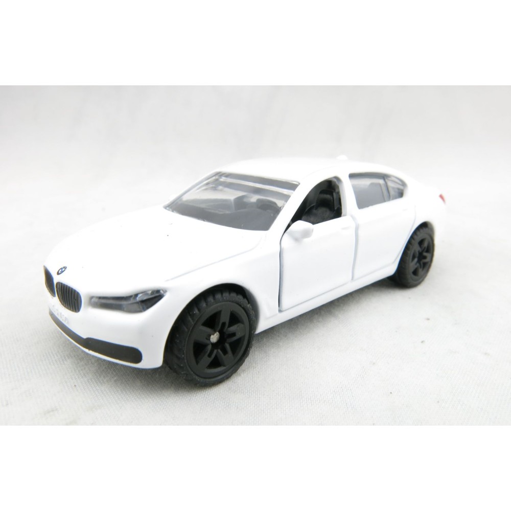 Siku 1509 - BMW 750i Luxury Sedan Car with Tow Bar