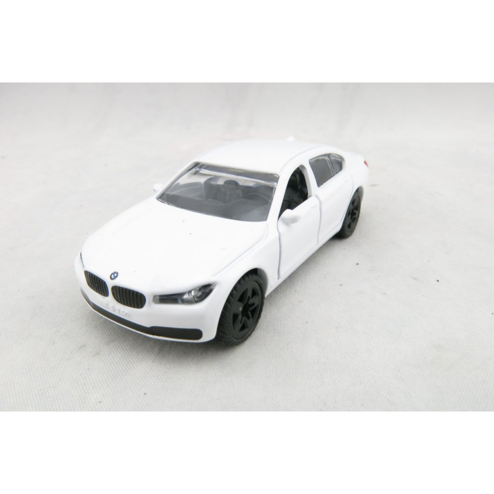 Siku 1509 - BMW 750i Luxury Sedan Car with Tow Bar