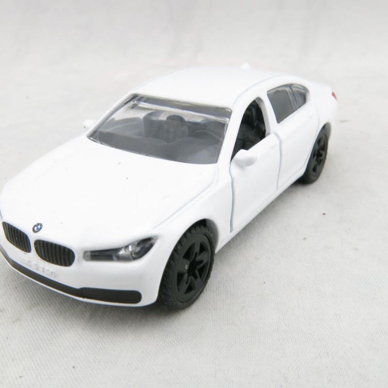 Siku 1509 - BMW 750i Luxury Sedan Car with Tow Bar